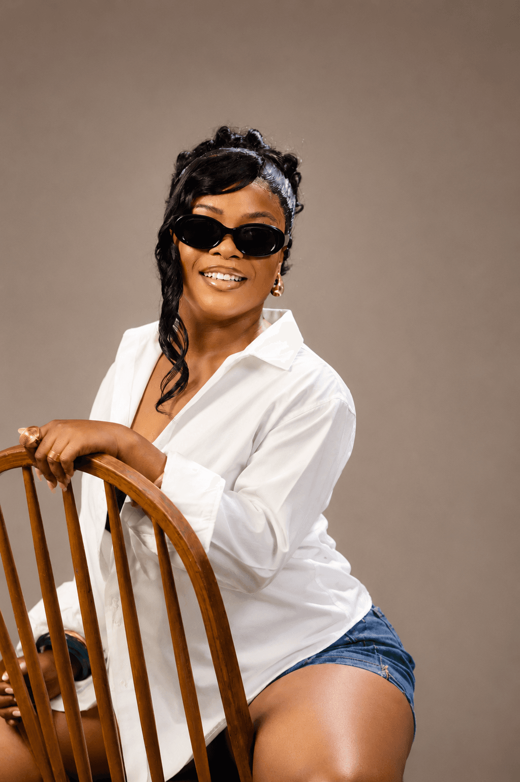 A client wearing JULES & CO sunglasses